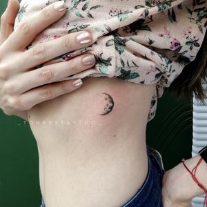 Luna. °°#realism #realismo #bogota #tatuadorbogota #blacktattoo #linetattoo #dotwork #blackart #blackwork #minitattoo #lineafina 