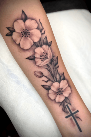 Black and grey “realistic” flowers on the arm 