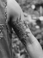 #flowertattoo #tattoo #armtattoo #chrysanthemum #dotwork #dotworktattoo #blacktattoo #blackwork #blackworktattoo #pechschwarztattoo #berlintattoo #tattooberlin #berlinartist #ke_blacktattoo