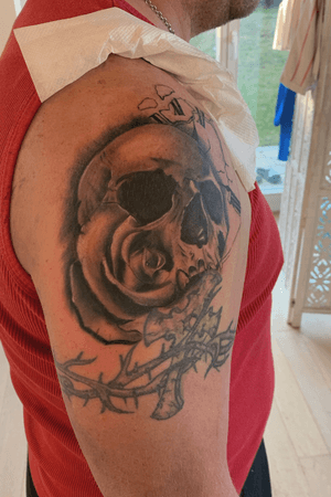 Rose&Skull tattoo in proces