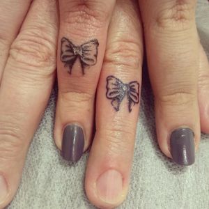 Matching tattoos, small tattoo,finger tattoo,bowl tattoo.Masnica na prstu,mama I cerka isti tattoo.Zakazivanje 0612828677 viberInstagram @ink_ra_tattoo#bow #smalltattoos #beograd #fingertattoo 