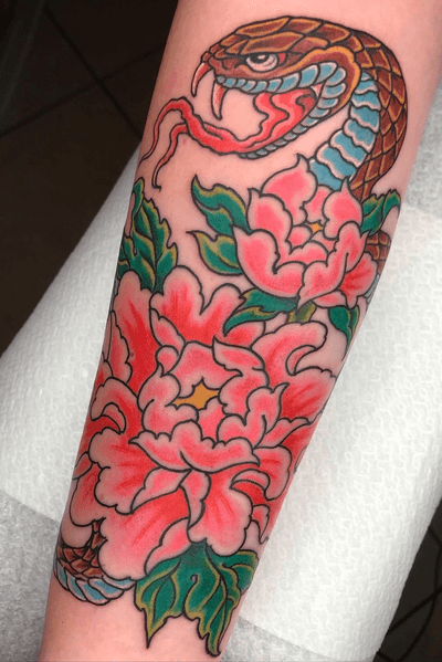 snake and peony tattoos by Antonello Leuti #antonelloleuti #japanese #snake #peony #color 