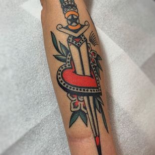 Tatuaje daga y corazón por Imanol Lara #ImanolLara #traditional # dagger #heart #flower