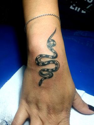 #snaketattoo  #snake  #serpiente #woman  #blacktattooart 