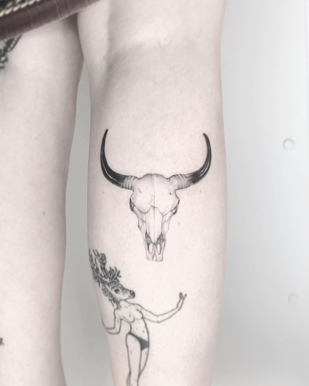 FineLineDeerSkullTattooDesign tattoo tätowierung kunst körperkunst  idee design tattoospiri  Animal skull tattoos Skull tattoo design  Forearm tattoos