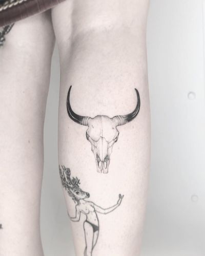 Fineline skull tattoo by Annelie Fransson #anneliefransson #fineline #skull #cattleskull #animal #detailed
