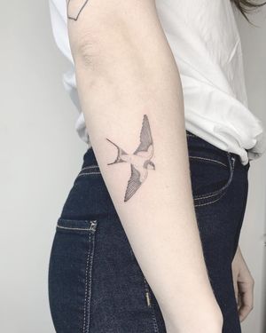 Bird tattoo by Emma Kristin #emmakristin #fineline #bird #sparrow #wings #fly #feathers #detailed #small