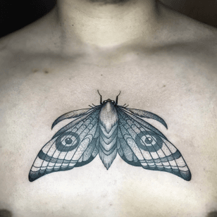 Tatuaje de polilla por Valeri Herrera #ValeriaHerrera # moth #wings #neotrad #illustrative # eyes #breast