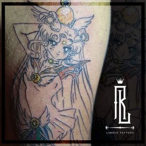 Tatuaje Sailor Moon, diseño propuesto por el cliente. Línea fina, con detalles de color. 💉#SailorMoon #fineline 