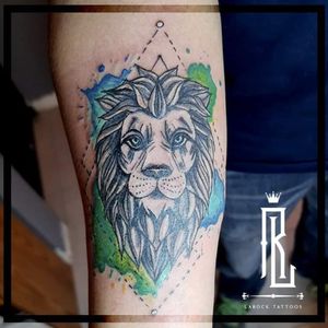 Tatuaje León, estilo nuevo tradicional y acuarela 🦁#newtraditionallion #liontattoos #watercolortattoos 