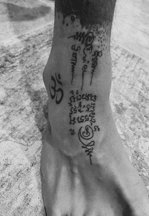 #sakyant #sakyantthai #sakyanttattoo #inked #stattoo #tattooartist #tattoos #tattooideas #traditional #traditionaltattoo #traditionaltattooing #smalltattoo #minimaltattoo 