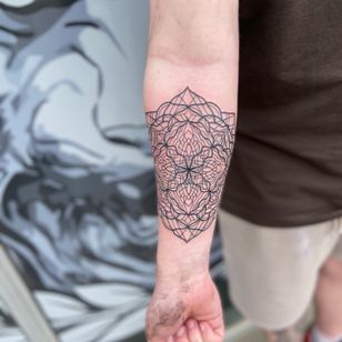 Tatuaje de geometría sagrada de Connor Macrae #ConnorMacrae #sacredgeometry #geometric #linework #mandala 