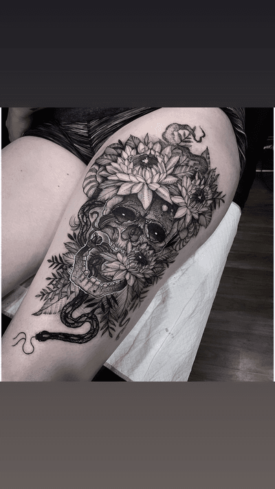 Skull and floral tattoo by Nate Silverii aka hungryhearttattoos #NateSilverii #hungryhearttattos #skull #floral #snake #mementomori #illustrative #darkart