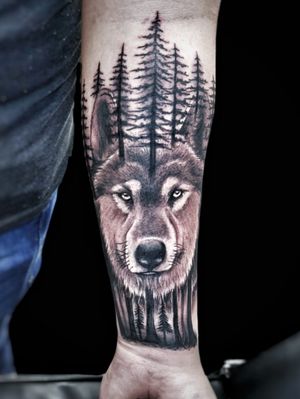 Lobo y bosque en el antebrazo