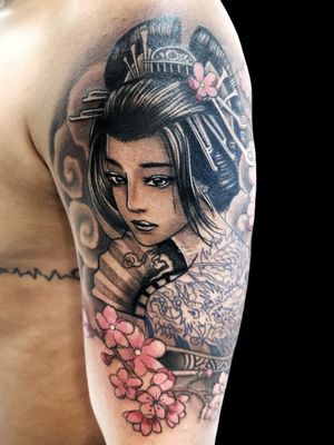 Geisha y flores de cerezo en el hombro