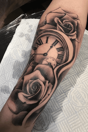 #clockwithroses #blackandgreytattoo #blacktattoo #ink #tattooed #artist #art #tattooedguy #roses #forearmtattoo #sleeveinprogress #inflictedmindstattoo #romaniantattooartist #womentattooartist #romania #constanta 