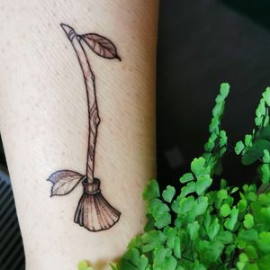 A lil witchy broom by Anna Maria. Done at the Dresden Tattoo Expo 2020. #broom#broomstick#witchy#fineline#blackwork#tinytatoo