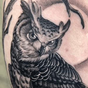 Close up ....#tattoo #tattoodesign #blacktattooart #blackwork #blackandgrey #tattooart #seoultattoo #tattooist #blacktattoo #tttism #btattooing #korea tattoo #owltattoo #owl #shouldertattoo #illsontattoo #타투 #문신 #타투이스트 #타투도안 #일러스트타투 #라인타투 #블랙엔그레이 #서울타투 #블랙워크 #블랙타투 #부엉이 #부엉이타투 #어깨타투 #일손타투