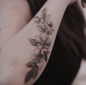 Botanical tattoo / flower tattoo / fineline tattoo - Lesine Atelier @le.sinex