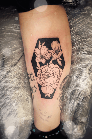 Black work floral coffin! On of my favourites I’ve done on myself ✨