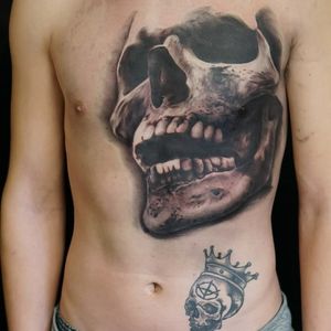 Large skull done by Jimbo. One session Small skull done in a basement by an unknown artist 😂 #skulltattoo #blackandgreytattoo #blacknipple #skull #largetattoo #blackandgrey #Tattoodo 