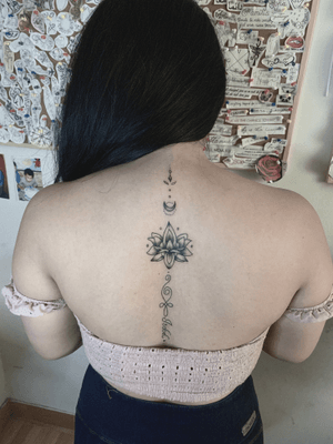 - Tatuaje de flor de loto                                                    - Para ver más de mis trabajos, te invito a seguirme en Instagram @rodrigoleytontattostudio / @rodrigo_leyton_27