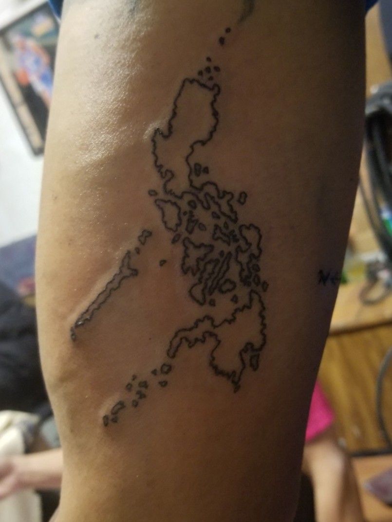Philippine map and flag signs  Filipino tattoos Hawaiian tattoo Cool  tattoos