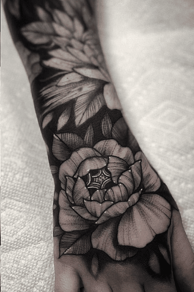 Hand tattoo by Nate Silverii aka hungryhearttattoos #NateSilverii #hungryhearttattos #handtattoo #rose