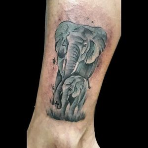 Uno de hoy.. #tattoo #inked #ink #elephant #elephanttattoo #elefantes #tatuajedeelefantes #blackandgrey #blackandgreytattoo #luchotattoo #luchotattooer #pergamino 