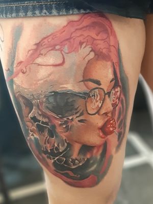 Tatuaje surrealista de mujer y cráneo #surrealistic 