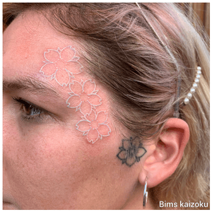 Fleurs de Sakura sur la tempe Encre blanche 🖊🤝 #bimskaizoku #bimstattoo #bims #paris #paname #paristattoo #tatouage #normandie #normandietattoo #tattooface #white #whiteink #face #flowers #sakura #encreblanche #tattoo #tattoos #tattooed #tatt #tattooartist #tattoogirl #tattooist #ink #inked #tattooart #tattoolove 