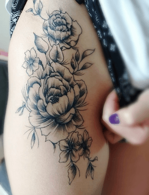 Tattoo#hiptattoo#flowers#woman#intenzeink