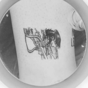 Haku y Chihiro, plasmados en un pequeño pero lindo y significante tatuajito🖤 diseño traído por la clienta . . . #chihiro #haku #chihirotattoo #hakutattoo #blackwork #blackworktattoo #tattoo #tattoowork #tattoolove #tattoolife #ink #inklove #inkstyle #inklife #lifestyle #blackink #art #artist #tattooart #tattoartist #inklover #tattoolover #colombiantattooer #tattoocolombia