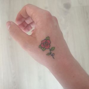 Small rose on my hand#rosetattoo #rose #handpoketattoo #handpoke #handpoked  #sticknpoke #stickandpoke #handtattoo  #minimalist #minimalistic #minimaltattoo #oldschooltattoo #OldSchoolRose 