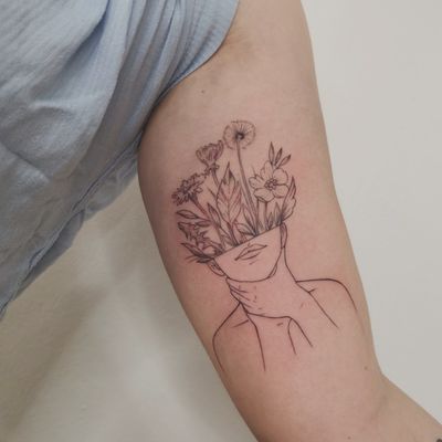 Flowers on my mind #fineline #flowers #flowermind #tattoo #tattoos #ink #inked #Tattoodo #inkedmag #jones 