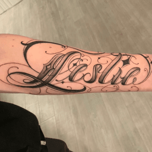 “Leslie” Clients Moms name in custom script. Hmu to get some lettering of your own!
