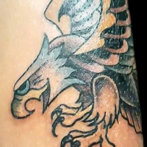 Diseño de un águila en tradicional creado especialmente para el cliente... Cómo me encanta hacer este tipo de trabajos 💛 . . . #eagle #eagletattoo #traditionaleagle #traditional #traditionaltattoo #ink #inklove #inklife #inkartist #inklovers #tattoowork #art #artist #tattooart #tattooartist #tattoo #love #tattoolovers #lifestyle #tattoolove #tattoolife #colombiantattooer #colombiatattoo #tattoocolombia