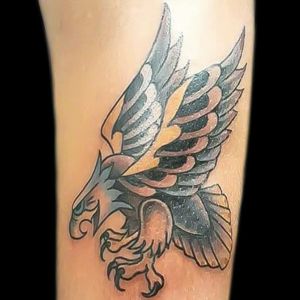 Tattoo uploaded by Mara Suárez Tattoo • Diseño de un águila en tradicional  creado especialmente para el cliente... Cómo me encanta hacer este tipo de  trabajos ? . . . #eagle #eagletattoo #