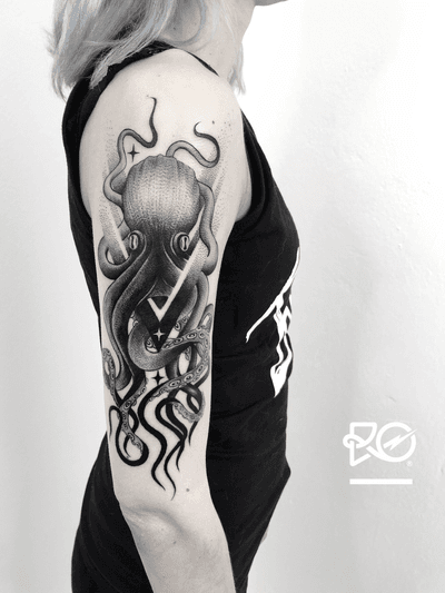 By RO. Robert Pavez • Octopus 🐙 🖤 • Stockholm-Sweden 🇸🇪 2020• Bookings open! only to: robert@roblackworks.com - - #blackworktattoo #dotwork #dot #fineart #blackwork #ro #roblackworks 