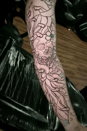 Skull and freehand chrysanthemum. I love having the opportunity to decorate skin like this. I also started a tengu demon holding a sword with falling blossoms on the outside.  Cant wait to get back to this