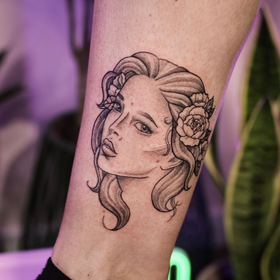 Lady head tattoo por Megan Smith #MeganSmith #ladyhead #portrait #illustrative #black grey #rose # peony #flower