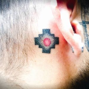Mi primer tatuaje hecho 100% en técnica handpoke ✍🏼La chakana o Cruz Andina, representa un medio de unión entre el mundo terrenal y humano, y todo lo que no pertenece a él, lo que está arriba....#Handpoke #HandpokeTattoo  #dotwork #chakana #pointillism #handpoketechnic #smalltattoo #minimalism #minimalistictattoo #simple #dotworktattoo #ink #inklove #inklife #inkartist #inklovers #tattoowork #art #artist #tattooart #tattooartist #tattoo #love #tattoolovers #lifestyle #tattoolove #tattoolife #colombiantattooer #colombiatattoo #tattoocolombia