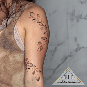 Free hand botanical design 🌿🔥 #miamitattoo #freehandtattoo #tattooideas #leavestattoo #wrappingtattoo #tattoodesign #customtattoo #finelinetattoo #finelines #naturetattoo #delicatetattoo
