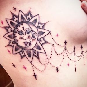 Lindo tatuaje de sol y luna con algo de detallito en puntillismo, algo delicado para una chica🌞🌙 . . . #sunandmoon #sun #moon #dotwork #pointillism #stars #pinkink #blackworktattoo #blackink #ink #inklove #inklife #inkartist #inklovers #tattoowork #art #artist #tattooart #tattooartist #tattoo #love #tattoolovers #lifestyle #tattoolove #tattoolife #colombiantattooer #colombiatattoo #tattoocolombia #instacool #instalike