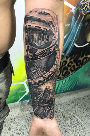 spark plug chain and helmet !! 🏍 #tattoo #ink #inked #colombia #tattoodo #tatuajes #arte #cali #calicolombia #theconquerinklion #theconquerinkliontattoo 🇨🇴