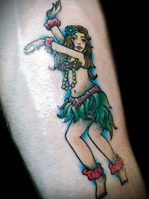 Hawaiana en estilo tradicional diseñada especialmente para @ettore_902 💚 estoy muy agradecida por creer en mí y confiarme su primer tattoo . . . #hawaiana#dancinggirl #alohagirl #hawaiantattoo #traditionaltattoo #traditional #traditionaltattoo #ink #inklove #inklife #inkartist #inklovers #tattoowork #art #artist #tattooart #tattooartist #tattoo #love #tattoolovers #lifestyle #tattoolove #tattoolife #colombiantattooer #colombiatattoo #tattoocolombia 