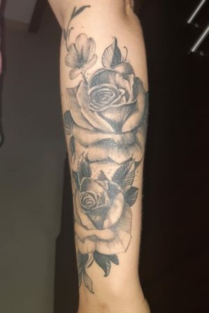 Rosas no braço esquerdo
