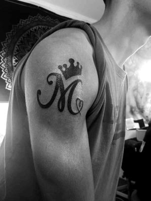 Tatuagem inicial "M" para a minha mãe a coroa por cima simboliza que ela mesmo não tendo para ela nunca deixou que faltasse pra mim,,e que esteve cá para mim independentemente da situação,, e o coração no fim simboliza o amor que tenho por ela.