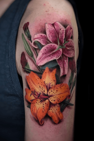 #realism #photorealism #lilies #flowers #realistic #colorrealism #color #floral #halfsleeve #girlswithtattoos #girlswithink #inkedgirl #inkedgirls 