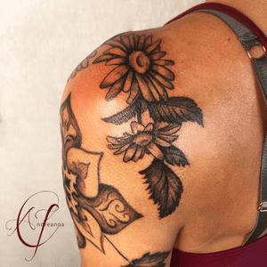 Black and grey floral daisy tattoo by Andreanna Iakovidis. #floraltattoo #daisytattoo #shouldertattooforwomen #blackandgreyflowers